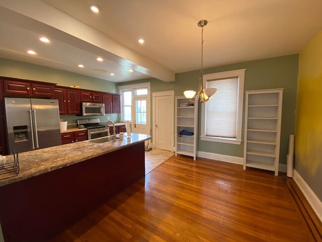 Building Photo - Charming 3 Bedroom/1.5 Bathroom Townhome i...