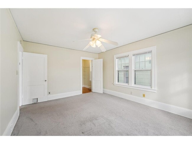 Building Photo - 661 Surrey Ave E