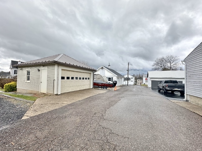 Building Photo - 573 Bloom St