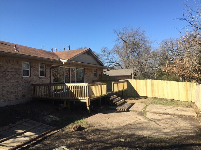 Building Photo - 407 N Carl St