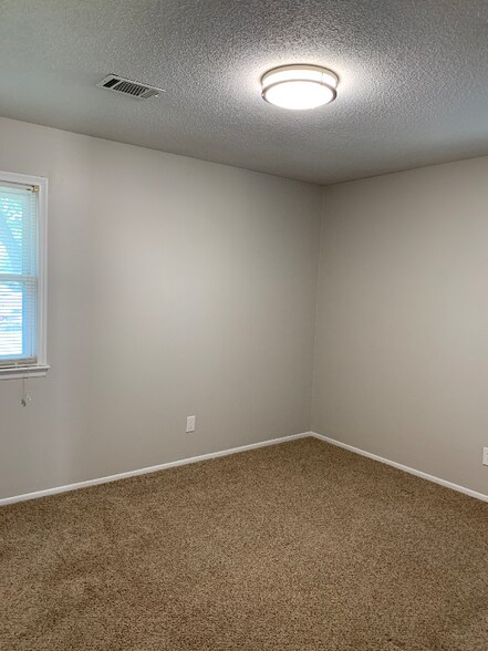 Building Photo - 210 N 4th St