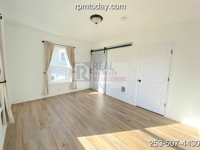 Building Photo - 948 S Sheridan Ave