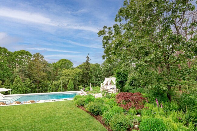Building Photo - 565 Montauk Hwy
