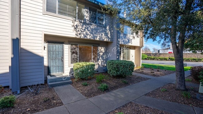 Primary Photo - Lovely 3 Bedroom Townhouse ~ Water Included