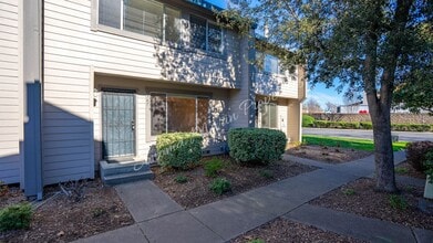 Building Photo - Lovely 3 Bedroom Townhouse ~ Water Included