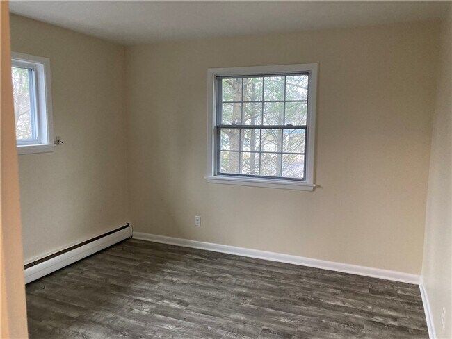 Building Photo - 326 E Linden Ave