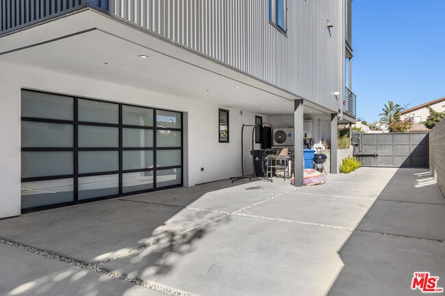 Building Photo - 2019 Barry Ave