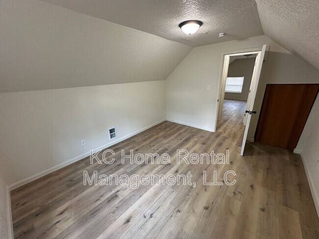 Building Photo - 3211 E 32 St