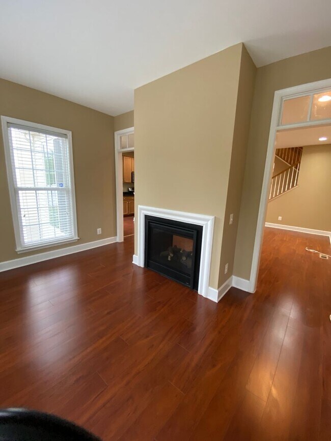 Building Photo - Bright and Spacious End Unit Townhouse in ...
