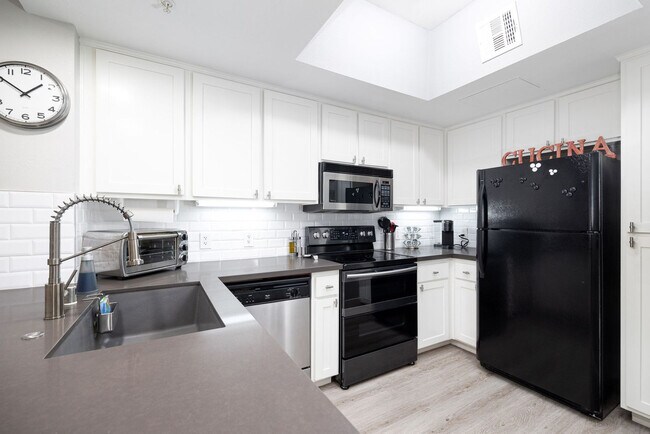 Building Photo - 2419 Fifth Avenue-SI FL1-ID1335156P