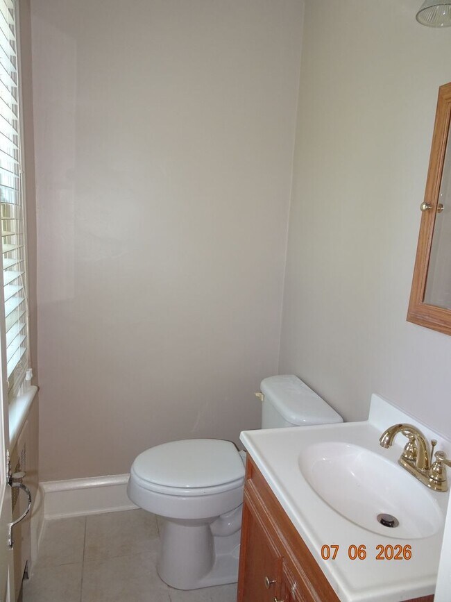 Building Photo - 3 bedrooms, 2 baths single family home