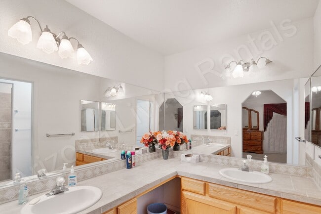 Building Photo - FURNISHED AVAILABLE OCTOBER 2025 - MAY 2026