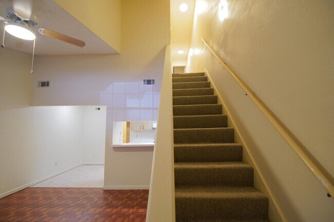 Building Photo - 2335 Parrot Ln