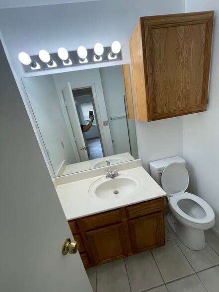 Building Photo - 1205 Vinyard Ct