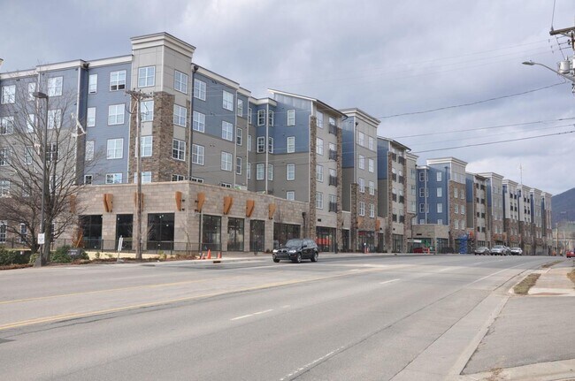 Building Photo - 828 Blowing Rock Rd