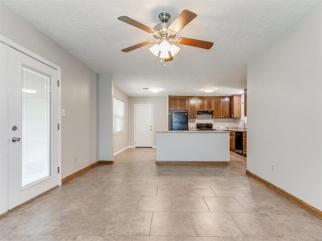 Building Photo - 306 S Mercedes Dr