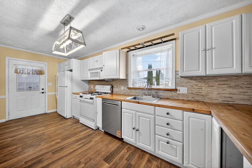 Building Photo - 2035 Delaware St