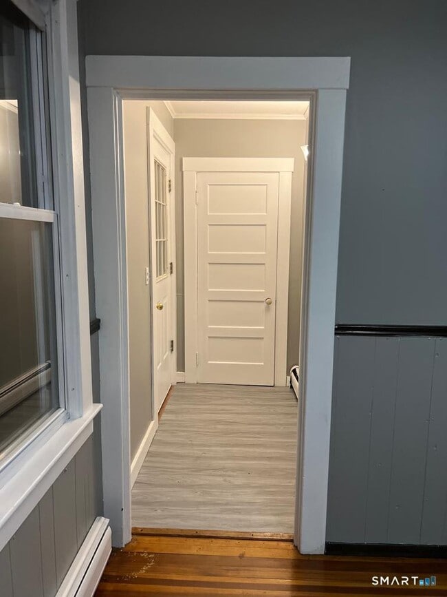 Building Photo - 10 Bank St