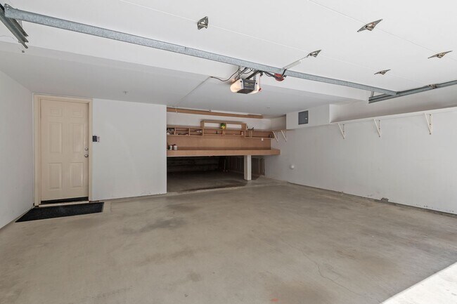 Building Photo - Spacious Tri-Level Home - Great Downtown S...