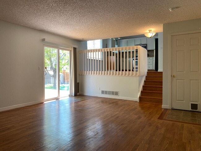 Building Photo - Wonderfully updated and maintained 3 bedro...