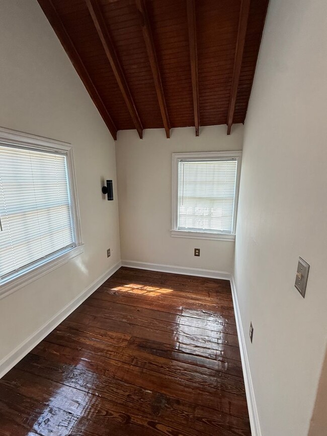 Building Photo - Renovated Move In Ready Apartment Just Min...