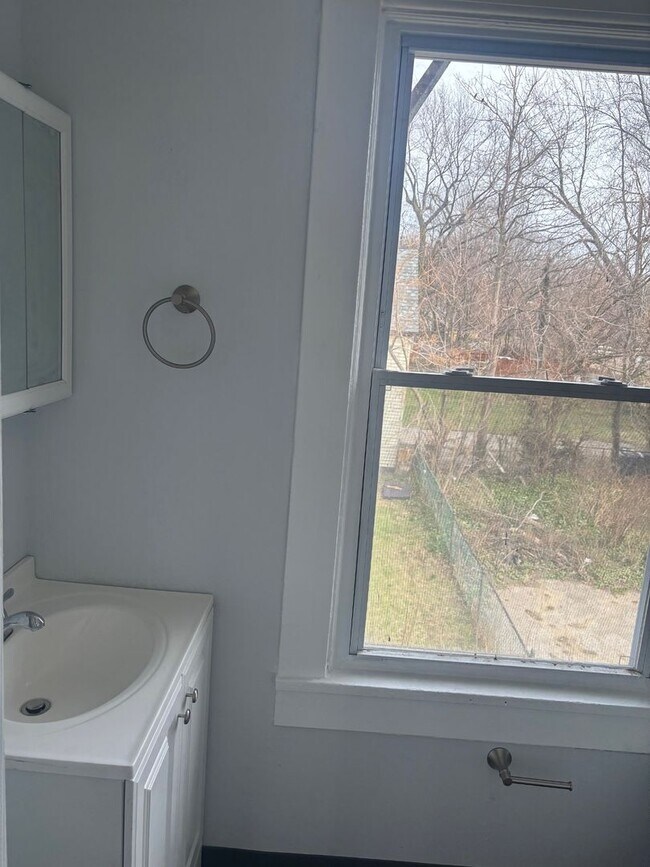 Building Photo - Charming 7-Bedroom Property in Prime Location