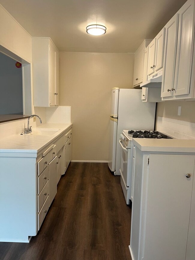 Building Photo - Ocean Blvd. 1 bedroom Condo