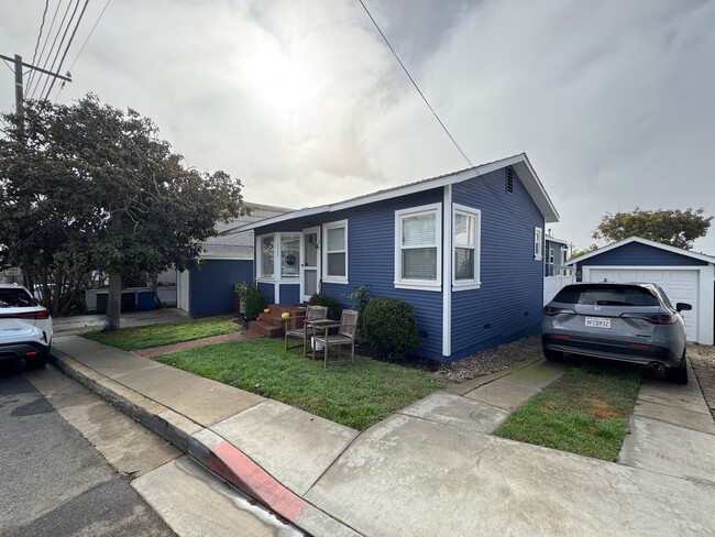 Building Photo - Stunning 2 Bedroom and 2 Bathroom Back Hou...