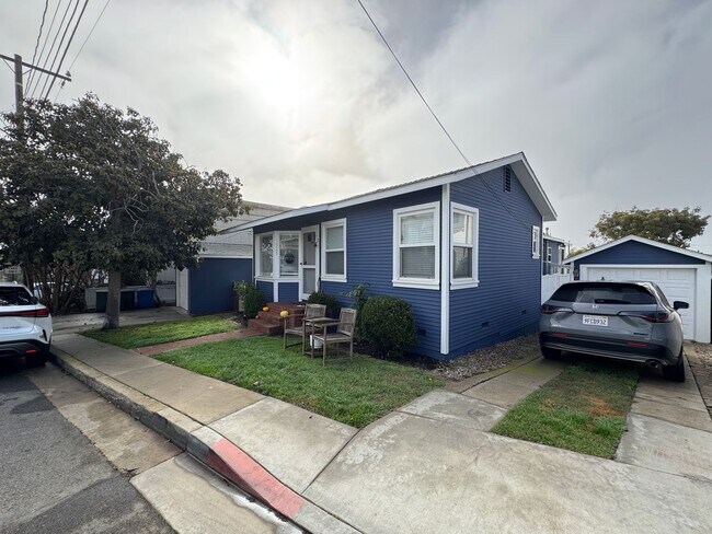 Building Photo - Stunning 2 Bedroom and 2 Bathroom Back House Available Now!