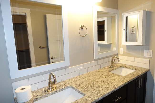 Building Photo - 3-Bedroom Home in Very Private Quiet Setting