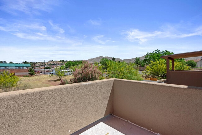 Building Photo - 561 Green Village Ct