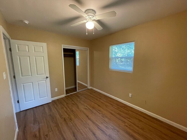 Building Photo - Great 3 Bed/1 Bath Home Right Off Universi...