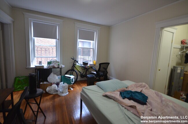 Building Photo - 231 Park Dr