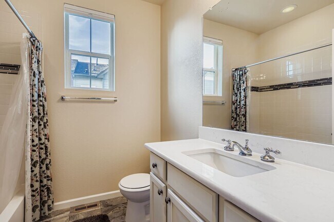 Building Photo - MOVE IN  SPECIAL