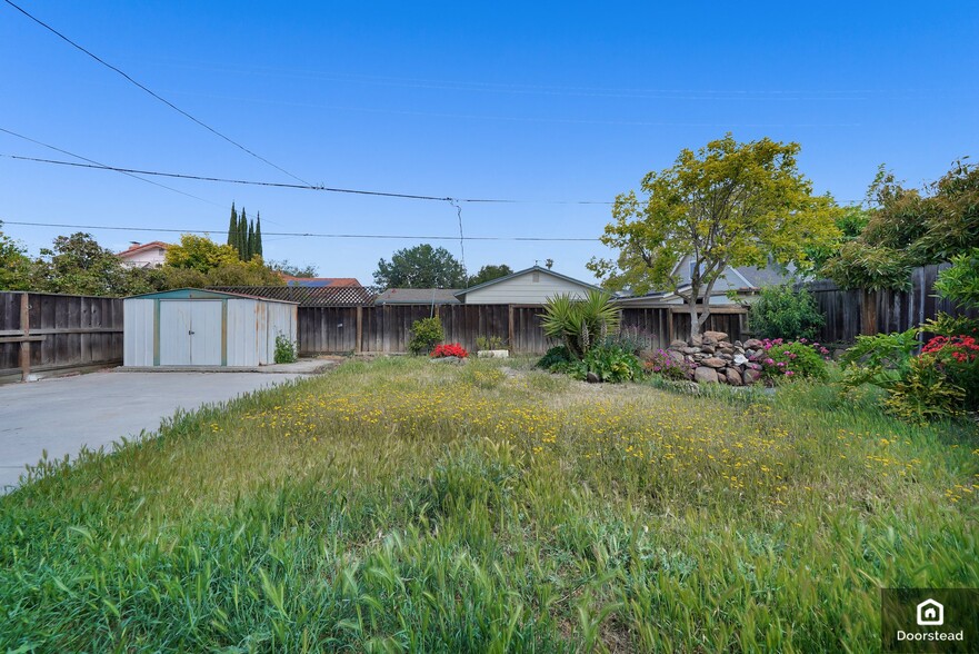 Building Photo - 3273 Cropley Ave