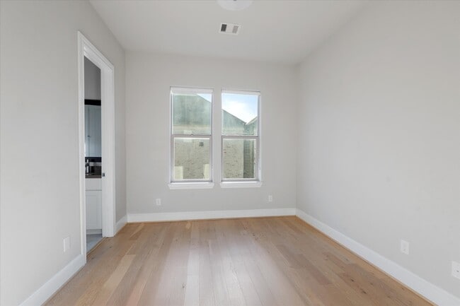 Building Photo - 1005 St Charles St