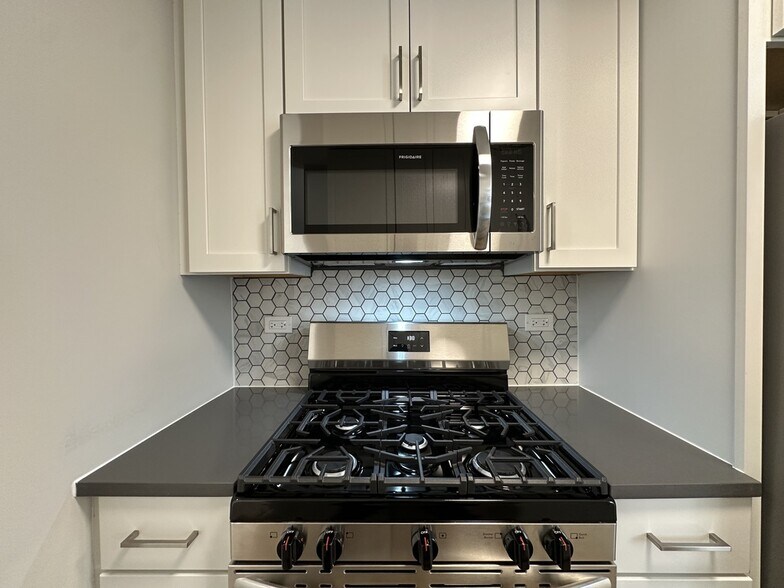 Building Photo - 535 W Aldine Ave