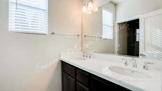 Building Photo - ~Newer Construction 3br/2.5ba Home in Sant...