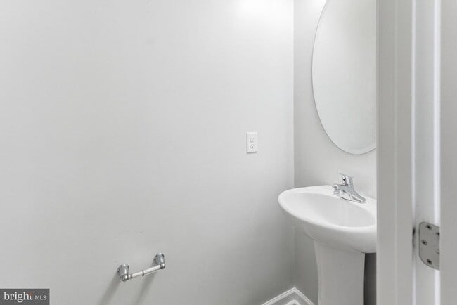 Building Photo - 37 Britania Ct