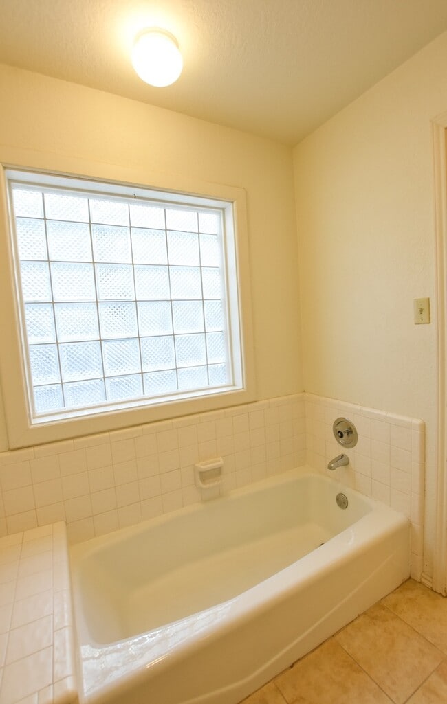 Building Photo - On Golf Course Townhome