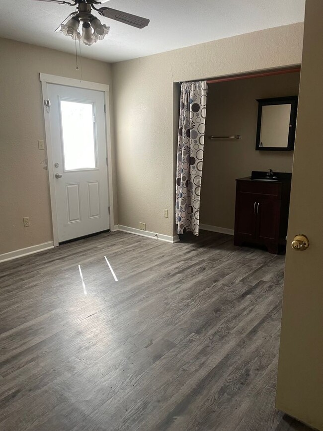Building Photo - Three Bedroom Two Bathroom Home