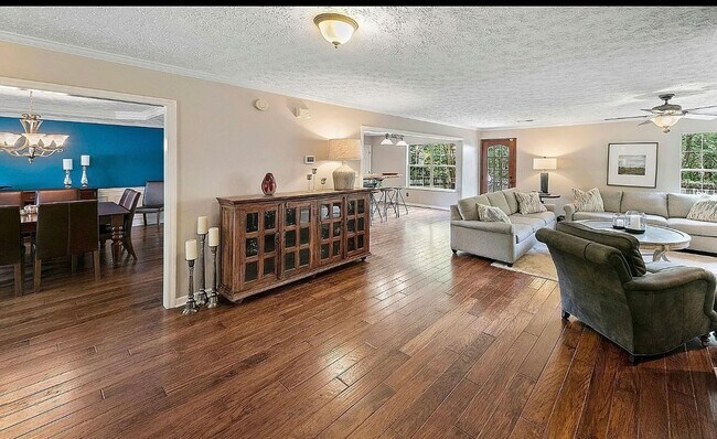 Building Photo - 4 Bedroom Home In Knoxville