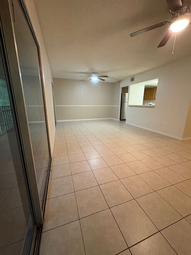 Building Photo - Top-Floor 2 Bed / 2 Bath Condo in Sought-A...