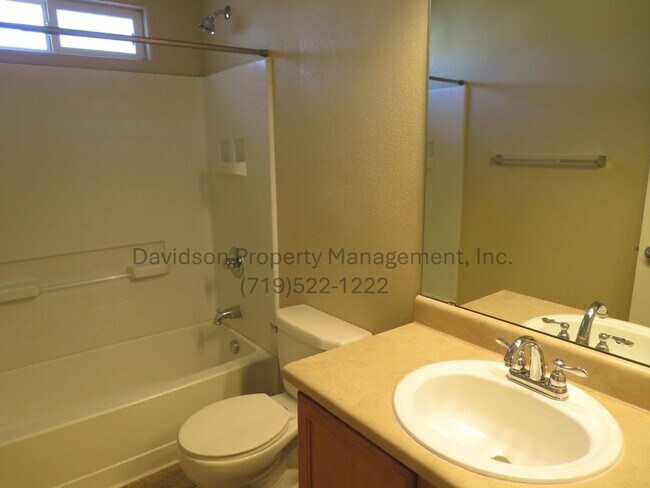 Building Photo - Charming 3 Bedroom Townhouse in South Colo...