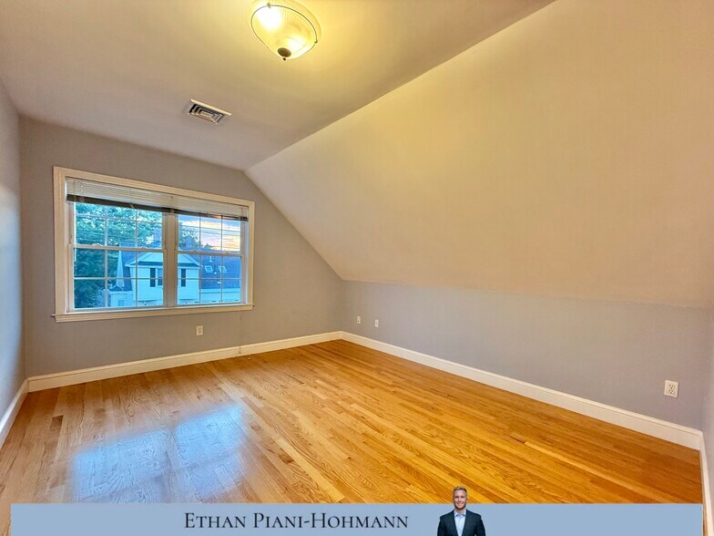 Building Photo - 146 Adams St