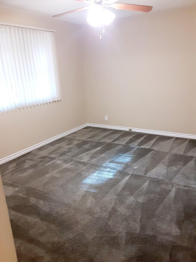 Building Photo - 14332 Riverside Dr