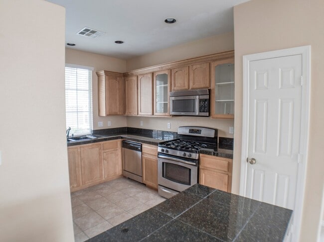 Building Photo - 3 BEDROOM, 3 BATHROOM, 2 CAR GARAGE, COMMU...