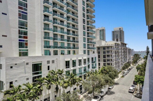 Building Photo - 1 bedroom and 1 bath condo located east side of Biscayne Blvd Miami Florida