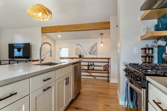 Building Photo - One Bedroom furnished ADU/apartment in The Highlands.