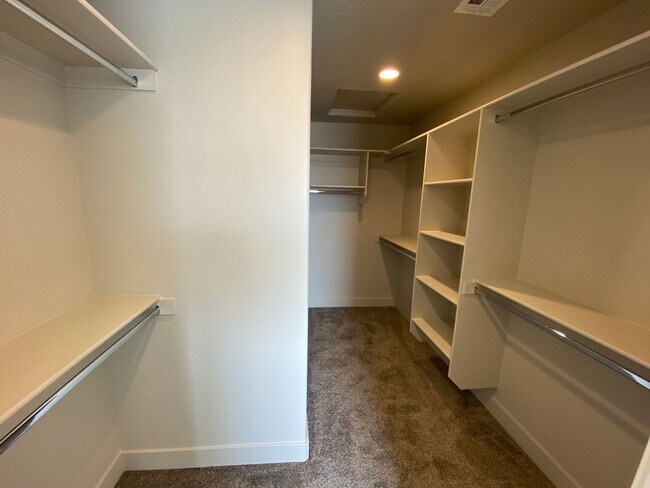Building Photo - Newer- Red Mountain Vista Town Home,